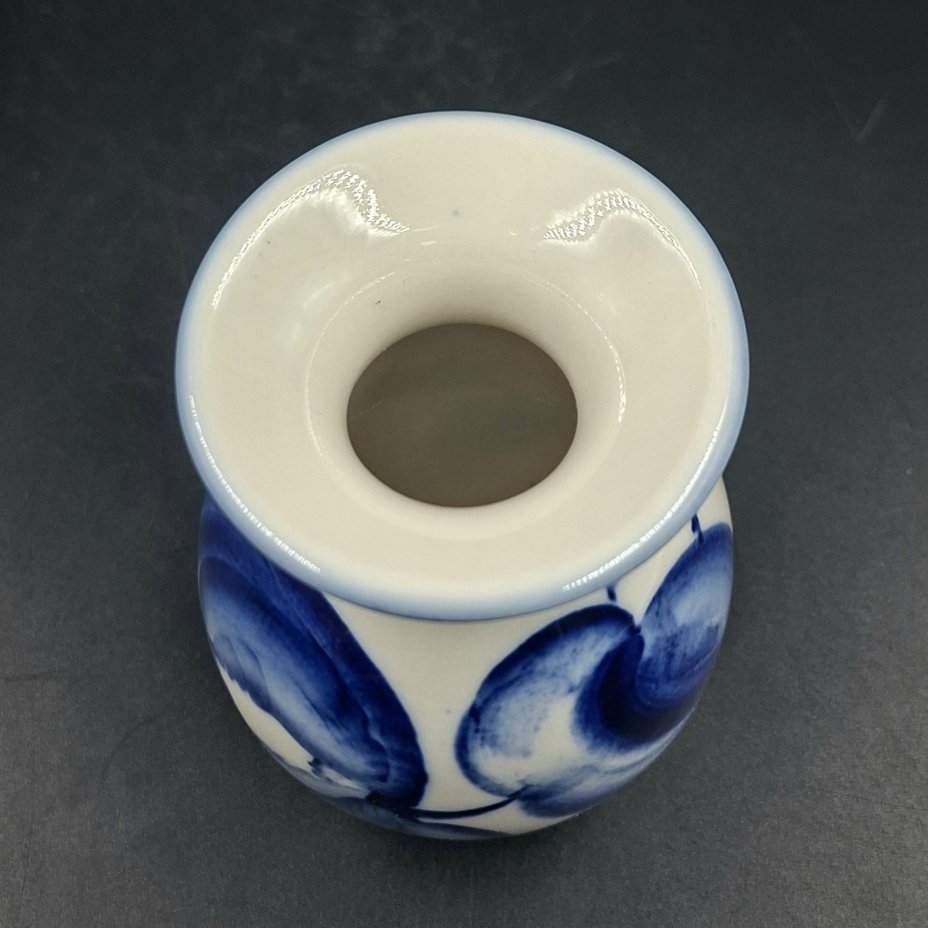 Вазочка в сине-белой гамме с растительным декором, фарфор, роспись, Ленинградский фарфоровый завод (ЛФЗ), Российская Федерация, 1992-2001 гг.