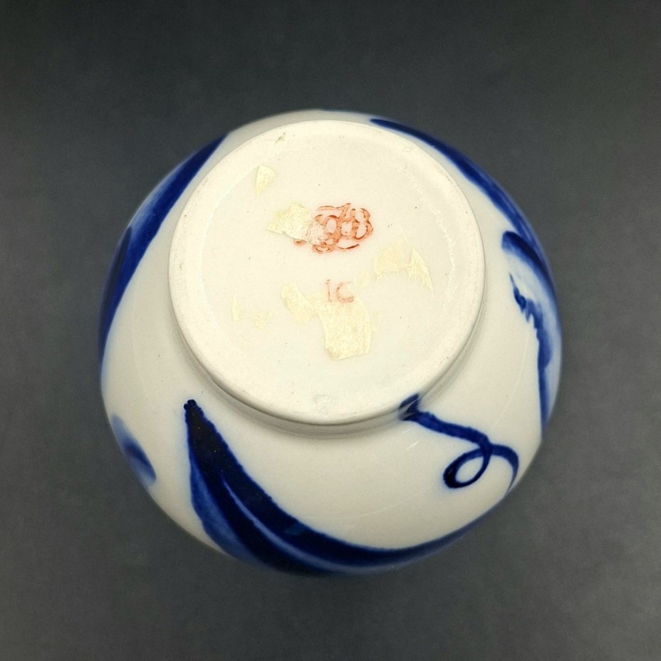 Вазочка в сине-белой гамме с растительным декором, фарфор, роспись, Ленинградский фарфоровый завод (ЛФЗ), Российская Федерация, 1992-2001 гг.