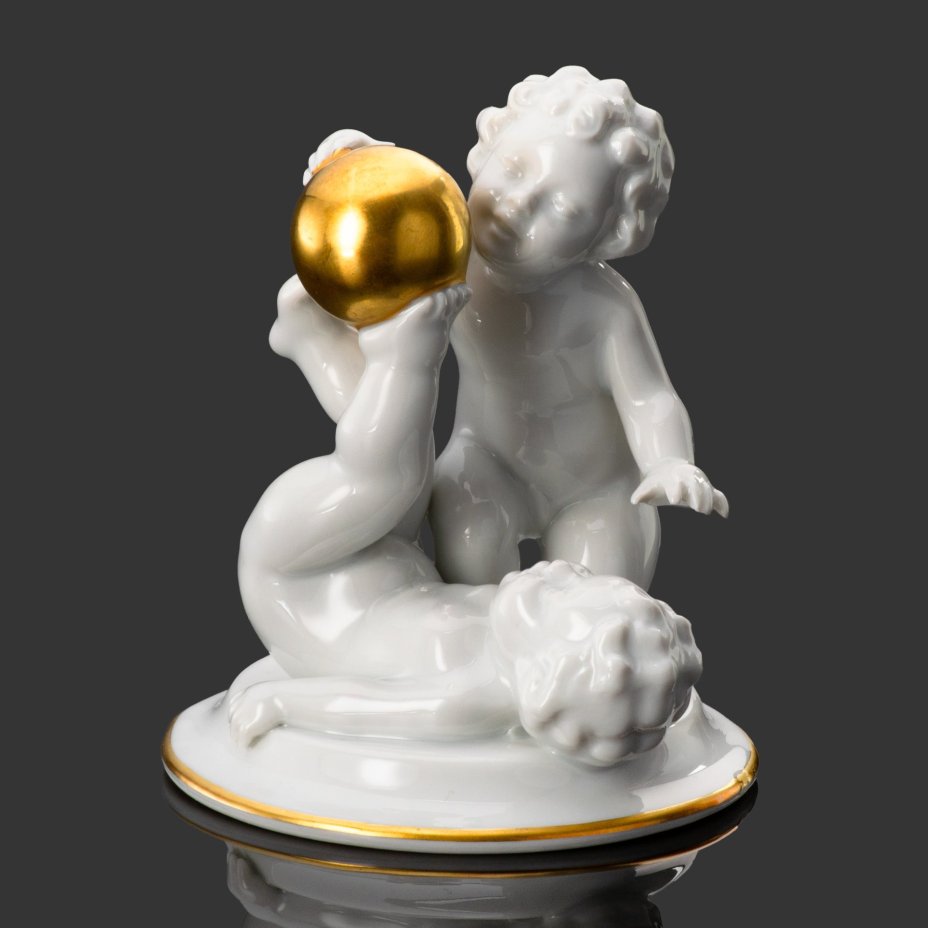 Статуэтка "Путти, играющие с мячом", фарфор, золочение, Gerold Porzellan Bavaria, Германия, 1950-1980 гг., Gerold Porzellan Bavaria