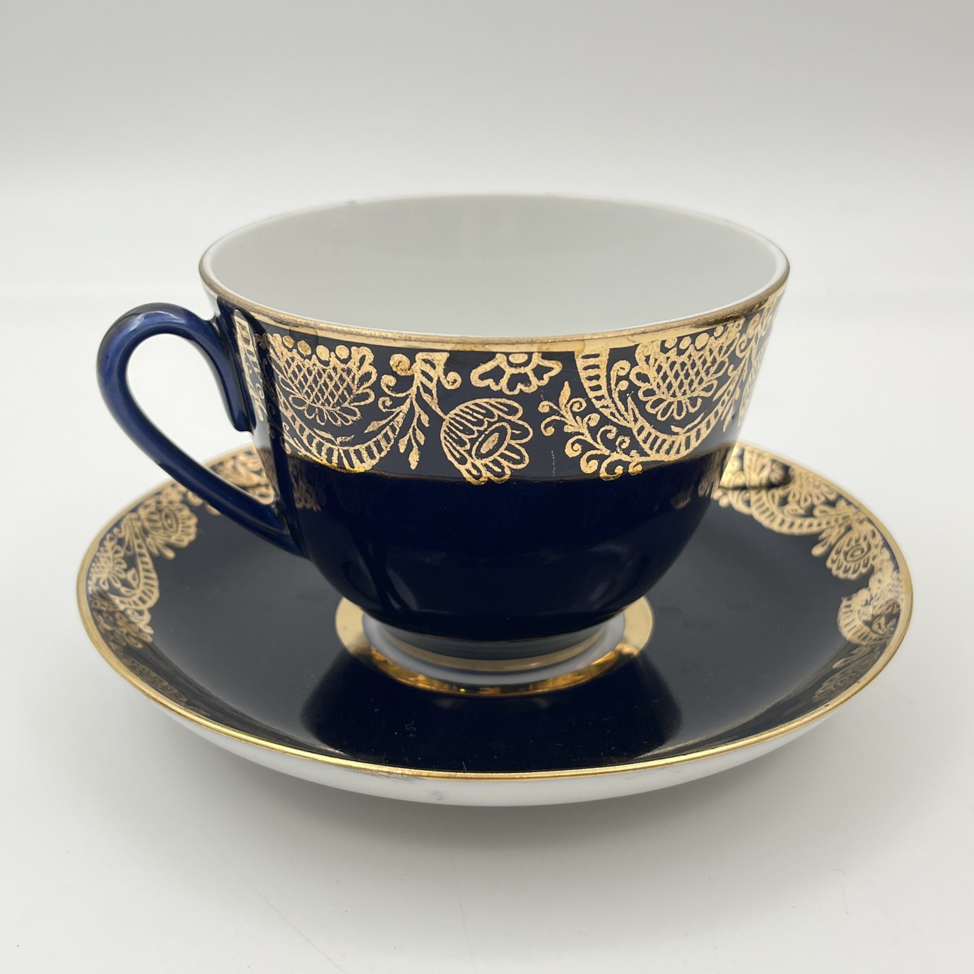 Чайная пара кобальтого оттенка, украшенная растительным декором, фарфор, крытье кобальтом, золочение, Ленинградский фарфоровый завод (ЛФЗ), СССР, 1970-1986 гг.