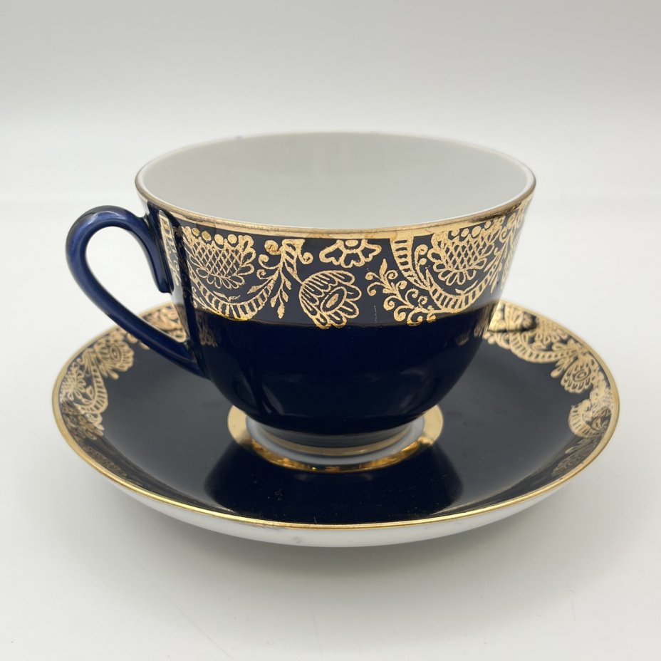 Чайная пара кобальтого оттенка, украшенная растительным декором, фарфор, крытье кобальтом, золочение, Ленинградский фарфоровый завод (ЛФЗ), СССР, 1970-1986 гг.