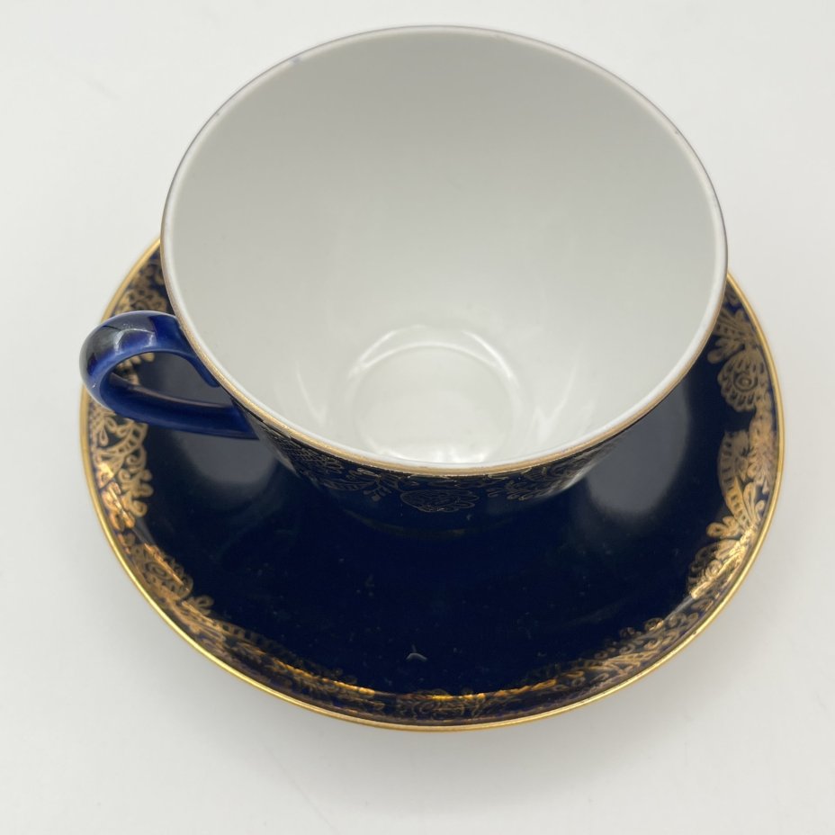 Чайная пара кобальтого оттенка, украшенная растительным декором, фарфор, крытье кобальтом, золочение, Ленинградский фарфоровый завод (ЛФЗ), СССР, 1970-1986 гг.