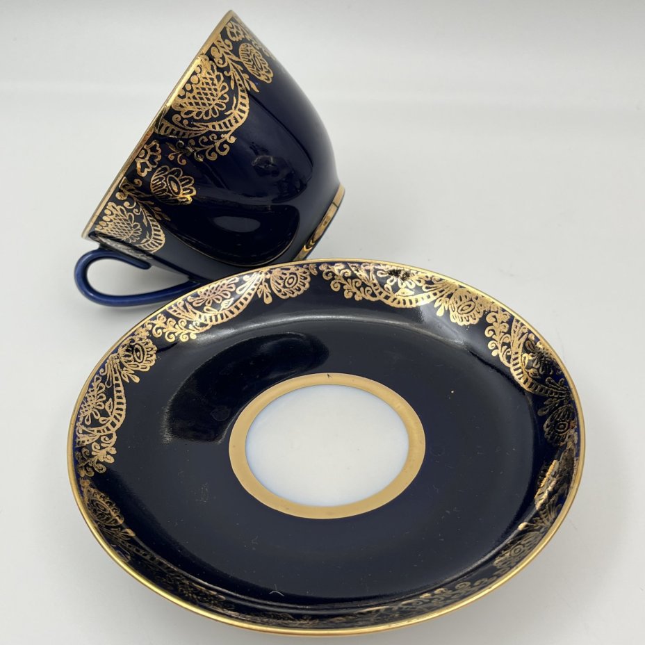 Чайная пара кобальтого оттенка, украшенная растительным декором, фарфор, крытье кобальтом, золочение, Ленинградский фарфоровый завод (ЛФЗ), СССР, 1970-1986 гг.