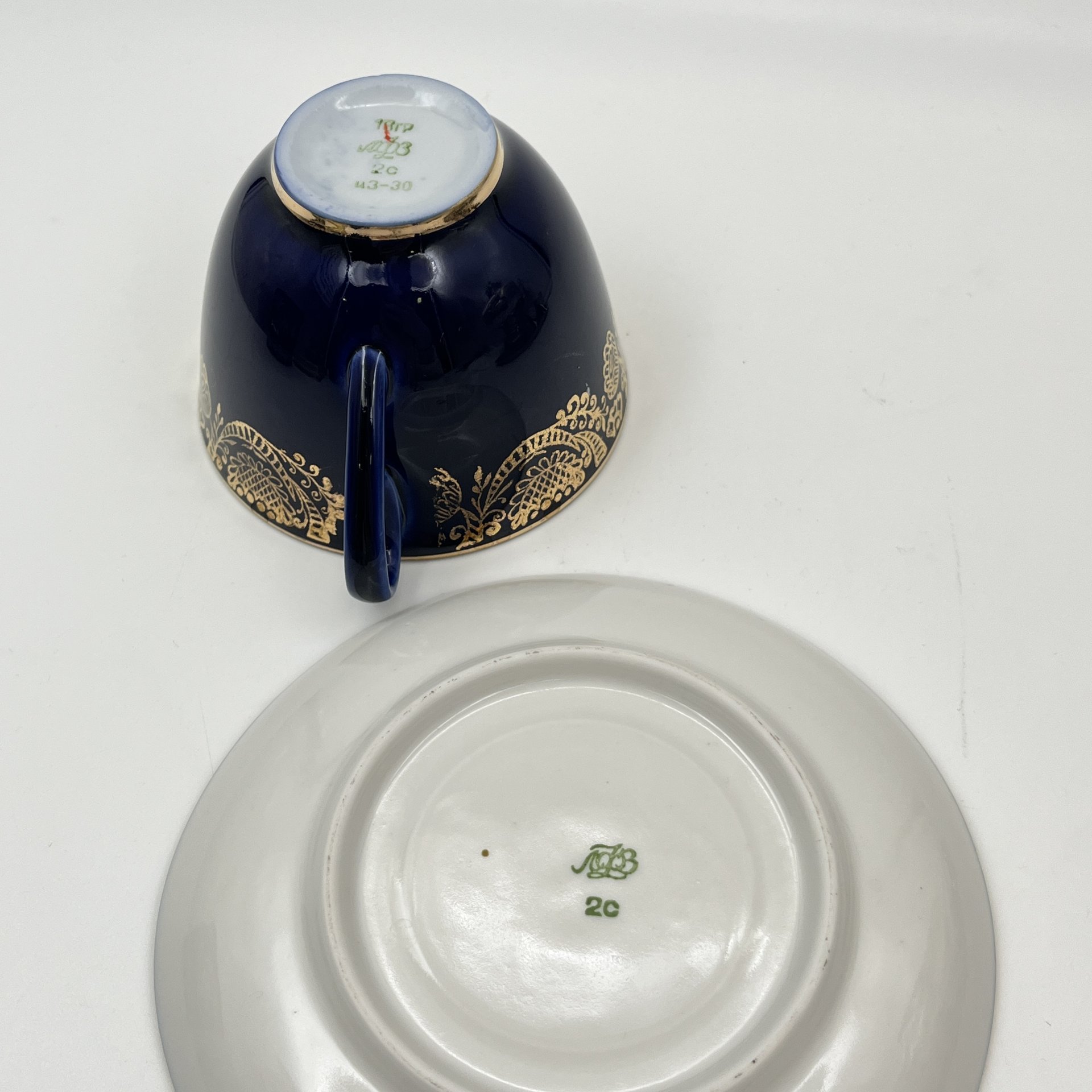 Чайная пара кобальтого оттенка, украшенная растительным декором, фарфор, крытье кобальтом, золочение, Ленинградский фарфоровый завод (ЛФЗ), СССР, 1970-1986 гг.