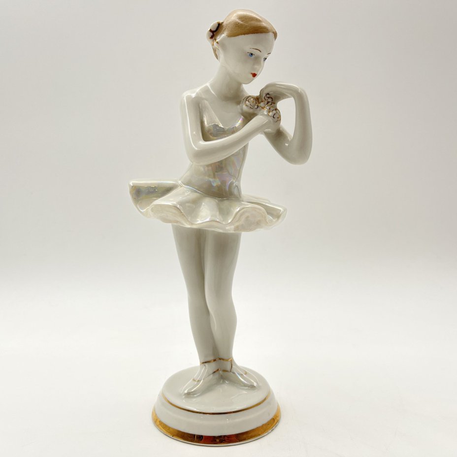 Статуэтка "Балерина с цветком", скульптор О. С. Артамонова, фарфор, роспись, люстр, золочение, Дмитровский фарфоровый завод (ДФЗ Вербилки), СССР, 1954-1965 гг.