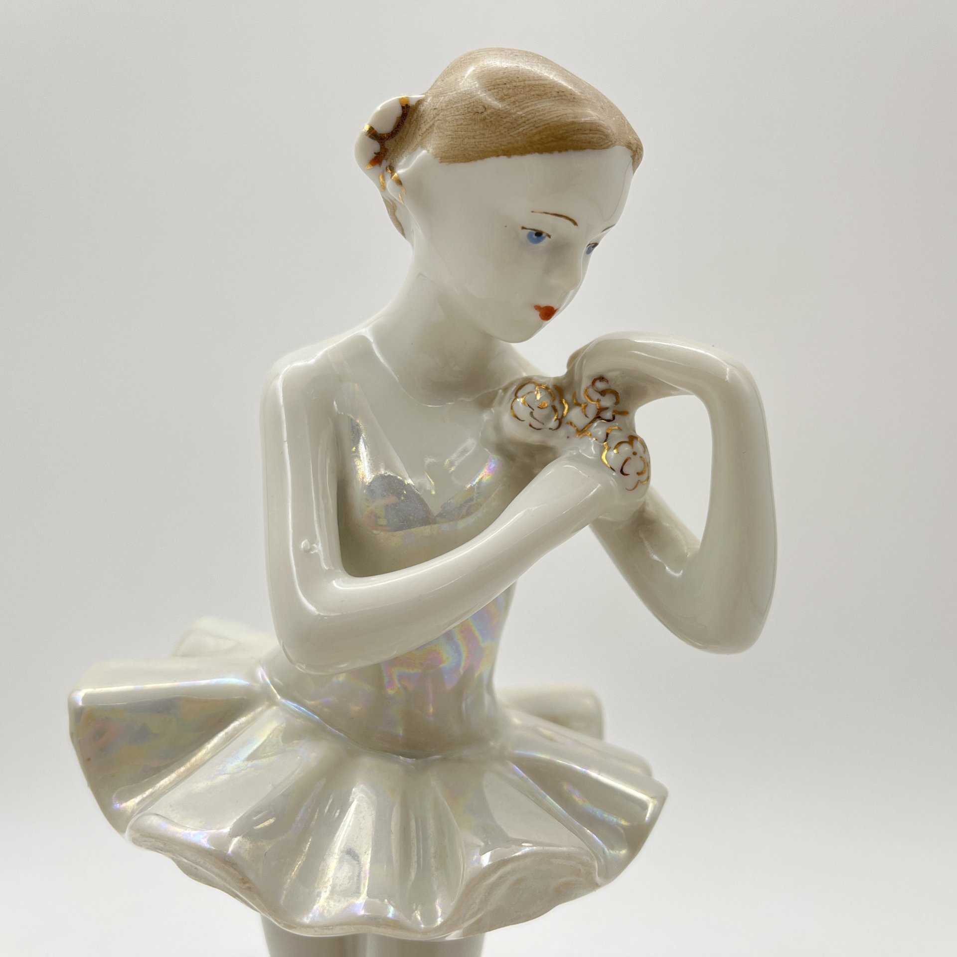 Статуэтка "Балерина с цветком", скульптор О. С. Артамонова, фарфор, роспись, люстр, золочение, Дмитровский фарфоровый завод (ДФЗ Вербилки), СССР, 1954-1965 гг.