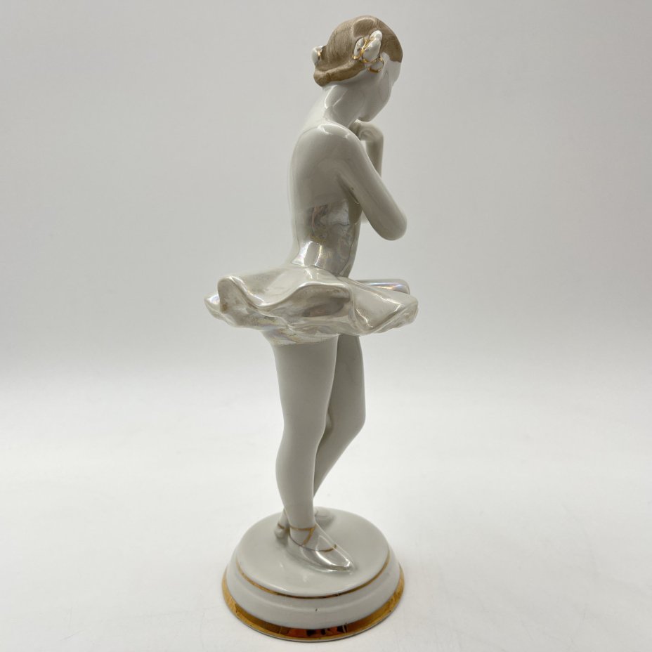 Статуэтка "Балерина с цветком", скульптор О. С. Артамонова, фарфор, роспись, люстр, золочение, Дмитровский фарфоровый завод (ДФЗ Вербилки), СССР, 1954-1965 гг.