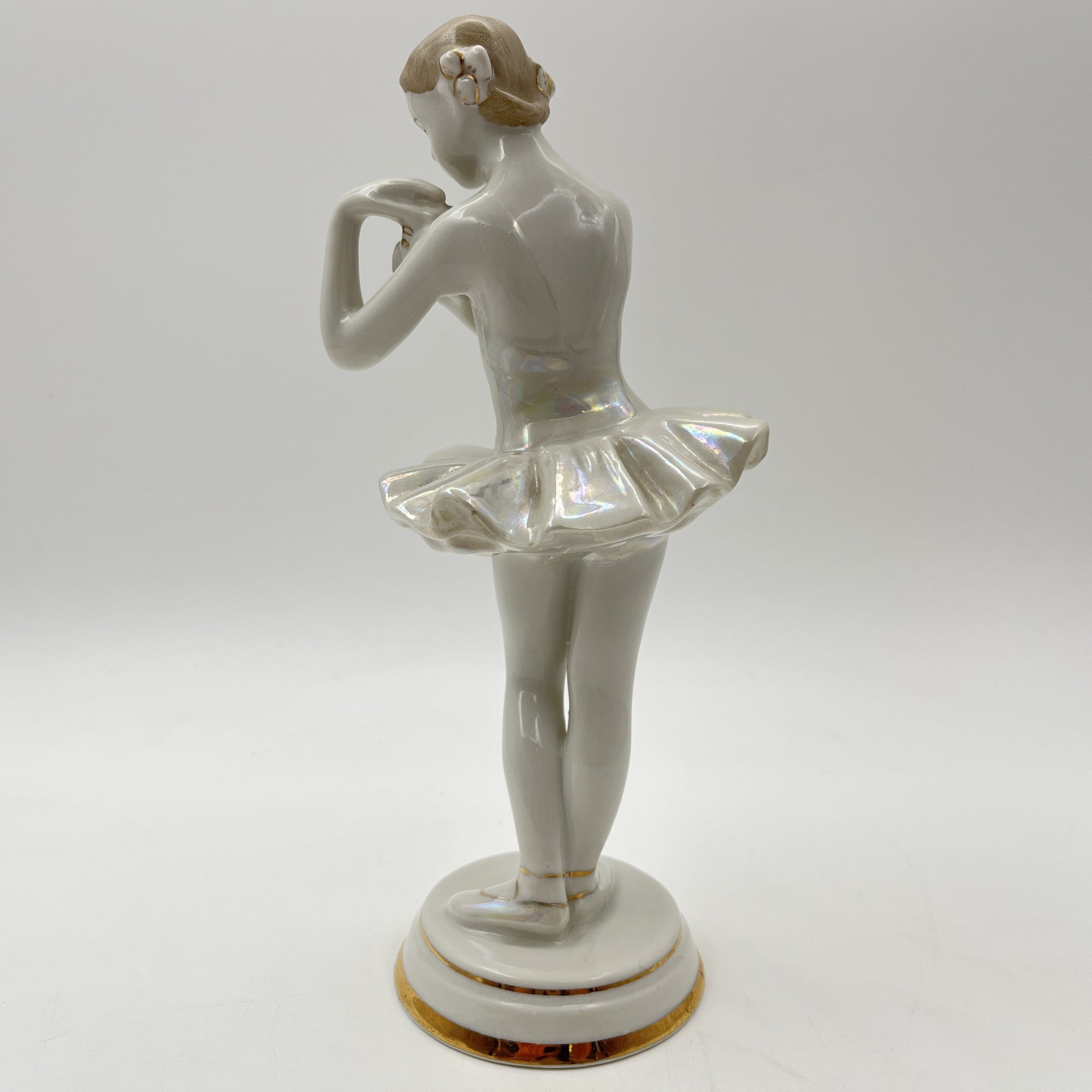 Статуэтка "Балерина с цветком", скульптор О. С. Артамонова, фарфор, роспись, люстр, золочение, Дмитровский фарфоровый завод (ДФЗ Вербилки), СССР, 1954-1965 гг.