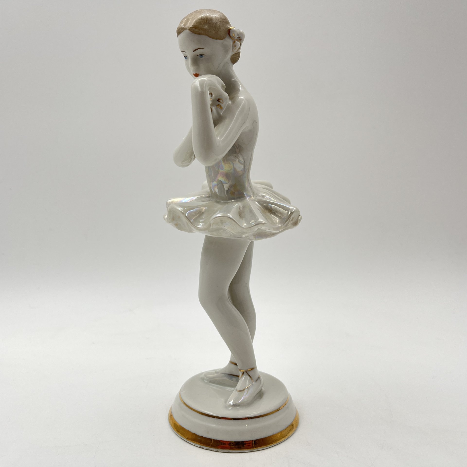 Статуэтка "Балерина с цветком", скульптор О. С. Артамонова, фарфор, роспись, люстр, золочение, Дмитровский фарфоровый завод (ДФЗ Вербилки), СССР, 1954-1965 гг.
