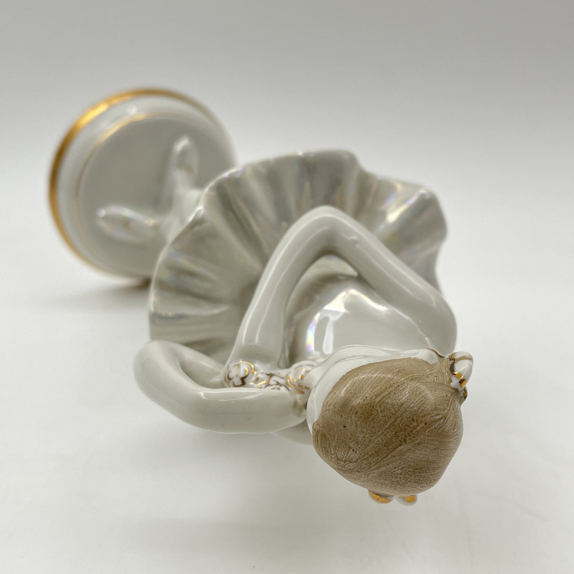 Статуэтка "Балерина с цветком", скульптор О. С. Артамонова, фарфор, роспись, люстр, золочение, Дмитровский фарфоровый завод (ДФЗ Вербилки), СССР, 1954-1965 гг.