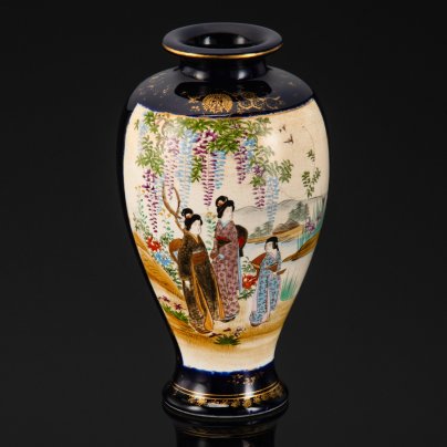 Ваза (основание под лампу) с изображением сцен "кукольное представление в саду" и "гейши у глицинии", Сацума (薩摩, Satsuma), эпоха Мейдзи, фаянс, роспись, кобальт, золочение, Япония, 1890-1920 гг.