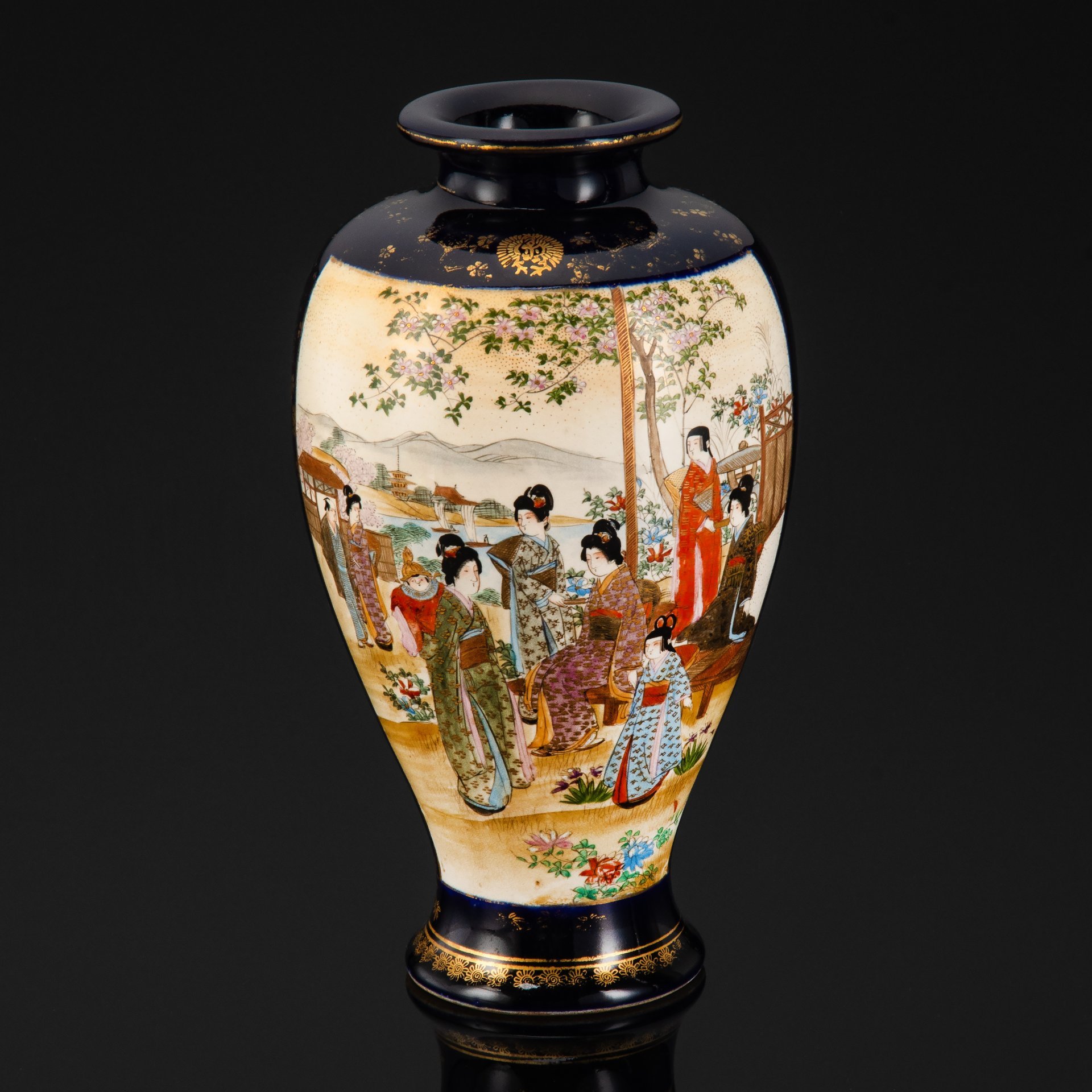 Ваза (основание под лампу) с изображением сцен "кукольное представление в саду" и "гейши у глицинии", Сацума (薩摩, Satsuma), эпоха Мейдзи, фаянс, роспись, кобальт, золочение, Япония, 1890-1920 гг.