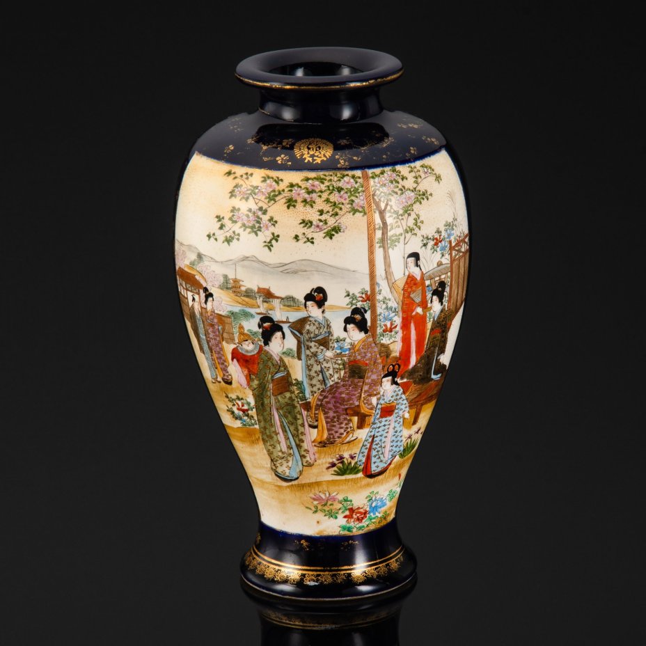 Ваза (основание под лампу) с изображением сцен "кукольное представление в саду" и "гейши у глицинии", Сацума (薩摩, Satsuma), эпоха Мейдзи