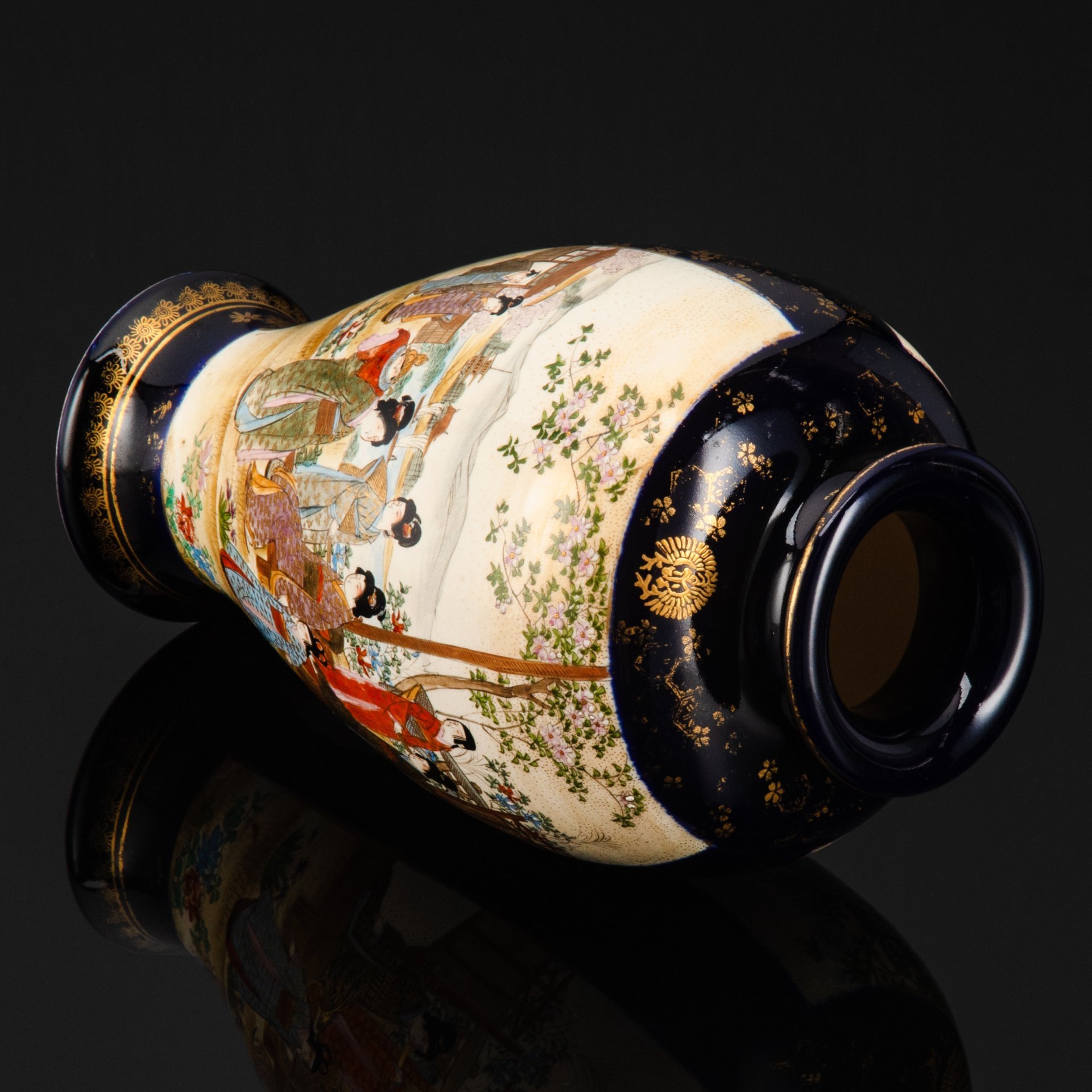 Ваза (основание под лампу) с изображением сцен "кукольное представление в саду" и "гейши у глицинии", Сацума (薩摩, Satsuma), эпоха Мейдзи, фаянс, роспись, кобальт, золочение, Япония, 1890-1920 гг.