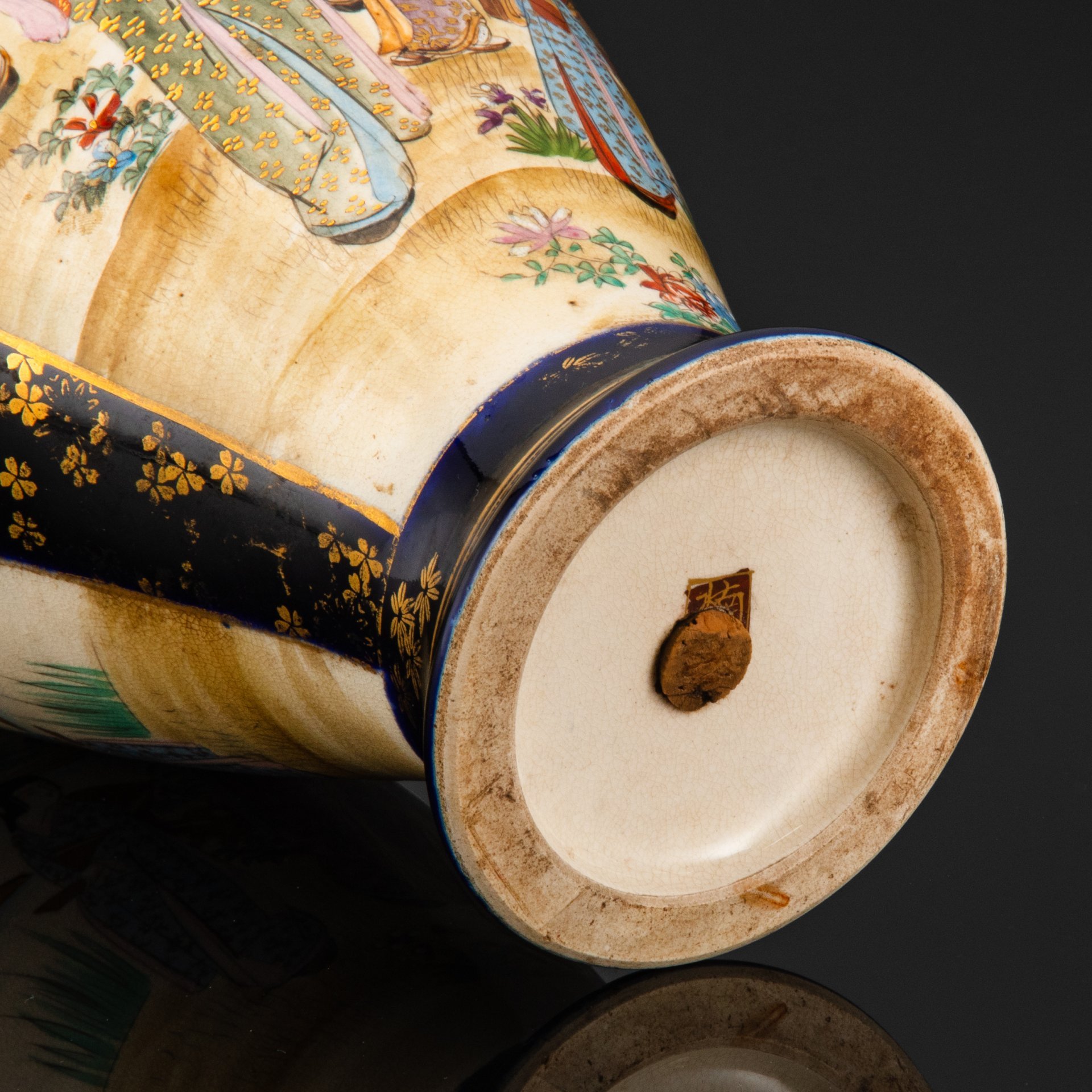 Ваза (основание под лампу) с изображением сцен "кукольное представление в саду" и "гейши у глицинии", Сацума (薩摩, Satsuma), эпоха Мейдзи, фаянс, роспись, кобальт, золочение, Япония, 1890-1920 гг.