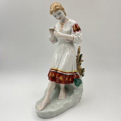 Статуэтка "Любит-не-любит" (Гадание на ромашке), скульптор О.Л. Жникруп, фарфор, роспись, Полонский завод художественной керамики (Полонное ЗХК), СССР, 1973-1991 гг.