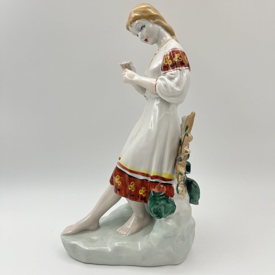 Статуэтка "Любит-не-любит" (Гадание на ромашке), скульптор О.Л. Жникруп