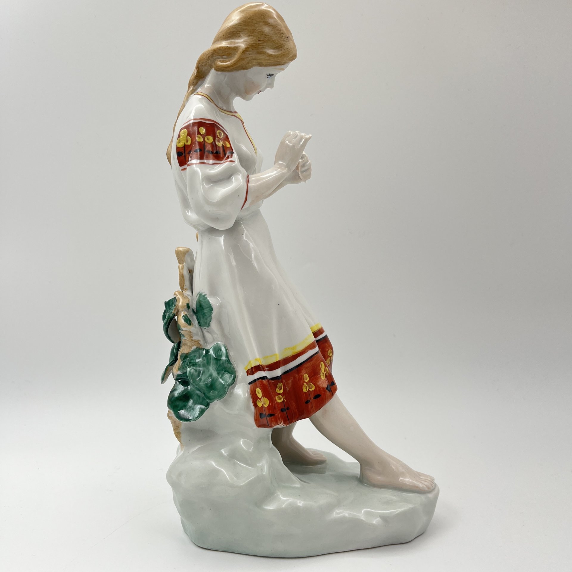 Статуэтка "Любит-не-любит" (Гадание на ромашке), скульптор О.Л. Жникруп, фарфор, роспись, Полонский завод художественной керамики (Полонное ЗХК), СССР, 1973-1991 гг.