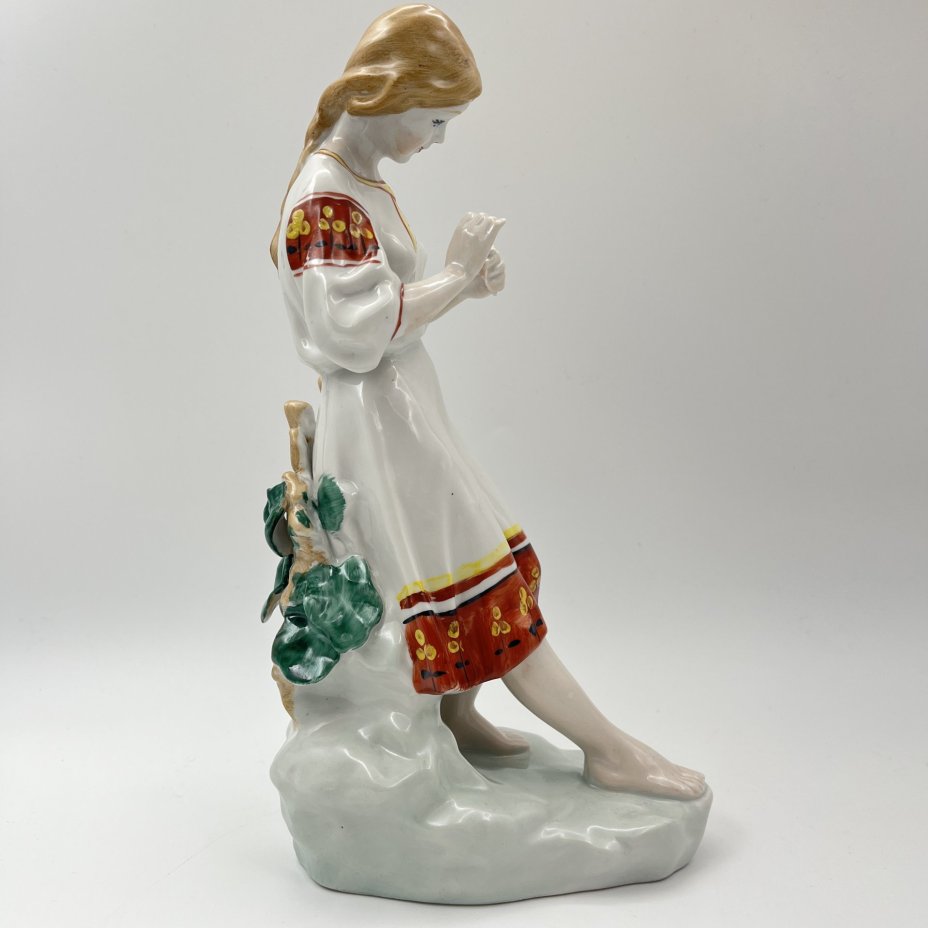 Статуэтка "Любит-не-любит" (Гадание на ромашке), скульптор О.Л. Жникруп