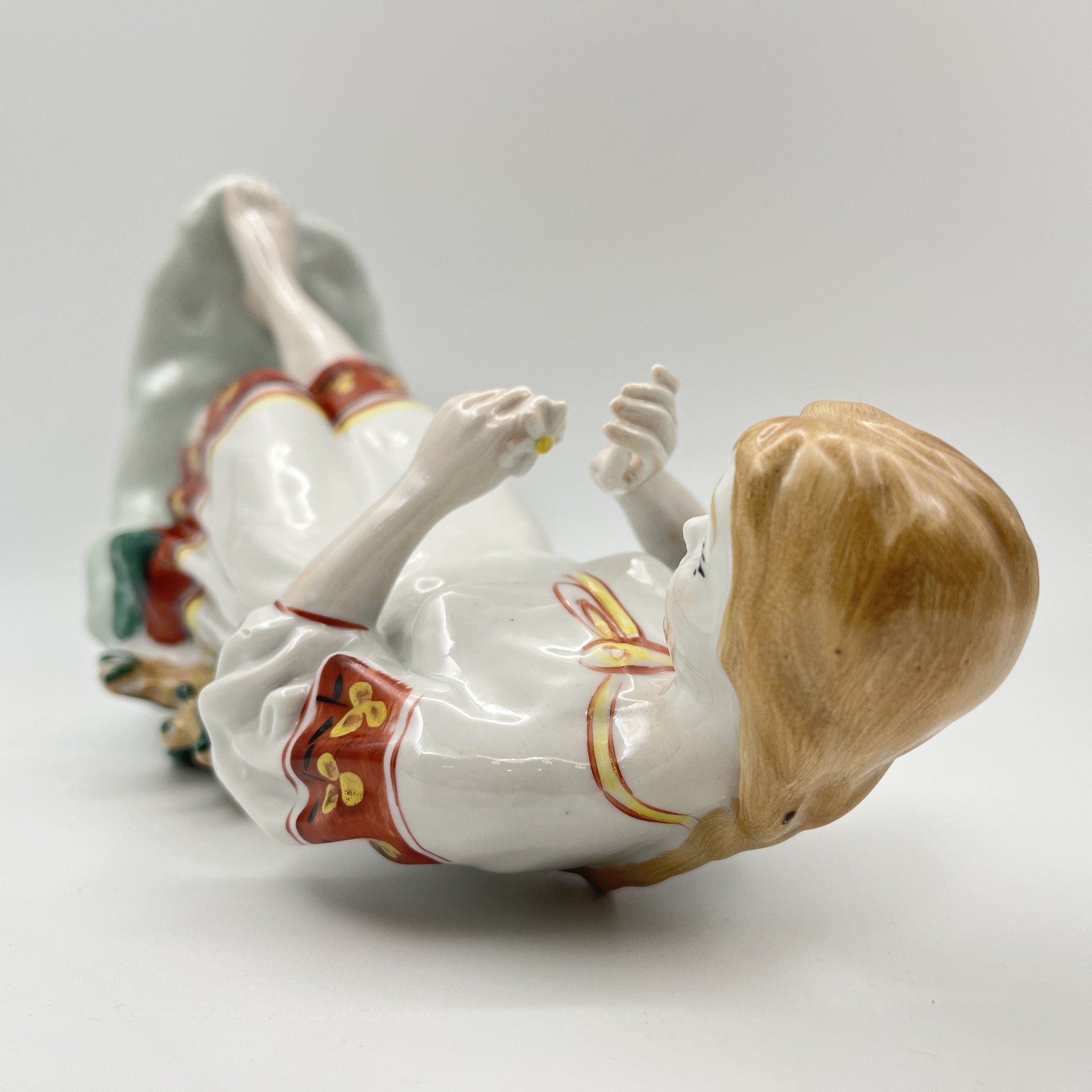 Статуэтка "Любит-не-любит" (Гадание на ромашке), скульптор О.Л. Жникруп, фарфор, роспись, Полонский завод художественной керамики (Полонное ЗХК), СССР, 1973-1991 гг.