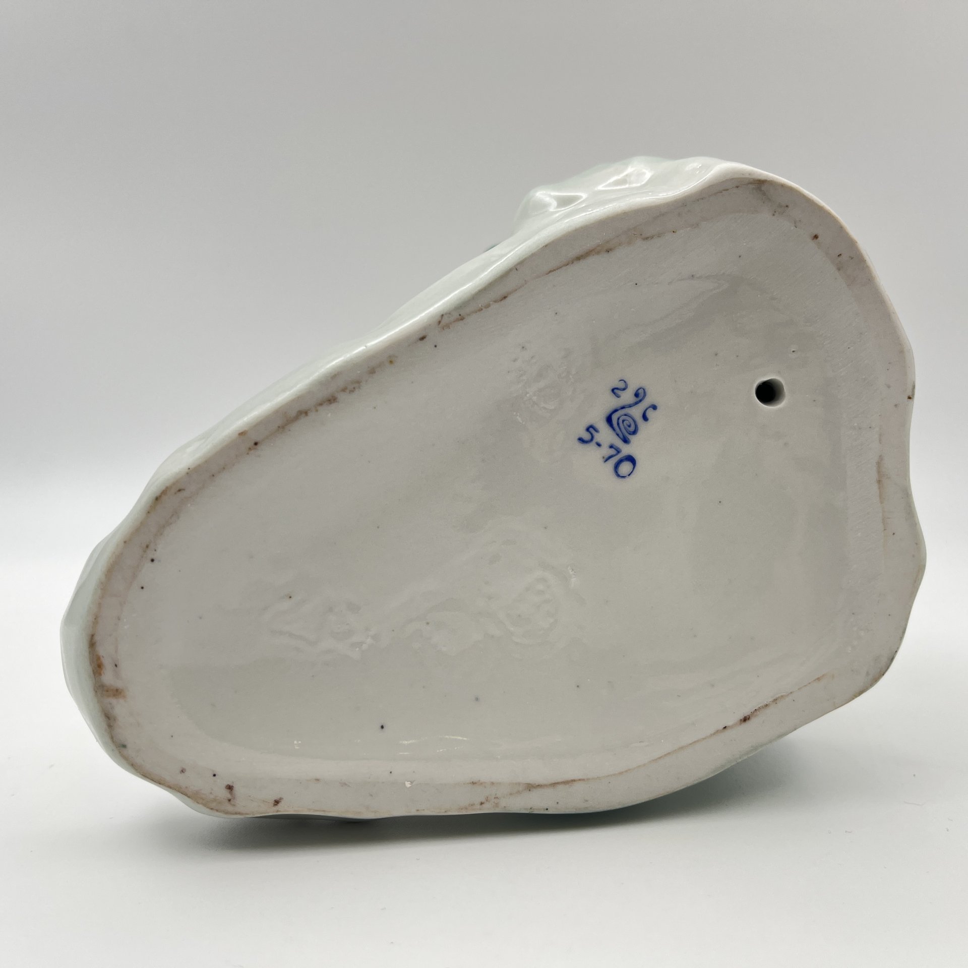 Статуэтка "Любит-не-любит" (Гадание на ромашке), скульптор О.Л. Жникруп, фарфор, роспись, Полонский завод художественной керамики (Полонное ЗХК), СССР, 1973-1991 гг.