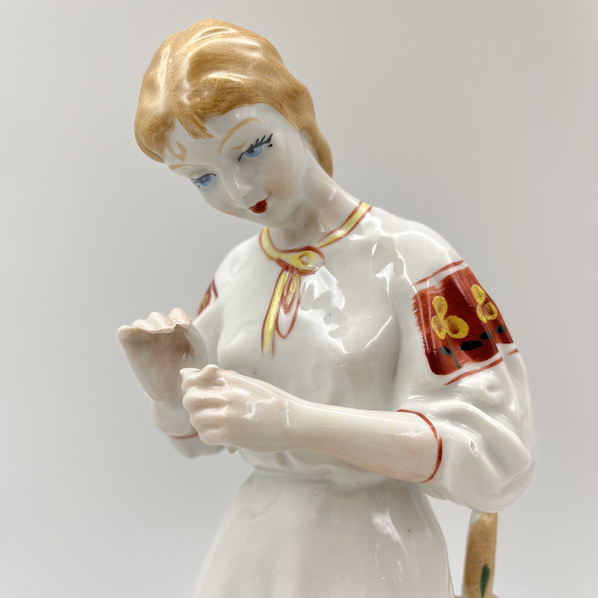 Статуэтка "Любит-не-любит" (Гадание на ромашке), скульптор О.Л. Жникруп, Полонский завод художественной керамики (Полонное ЗХК)