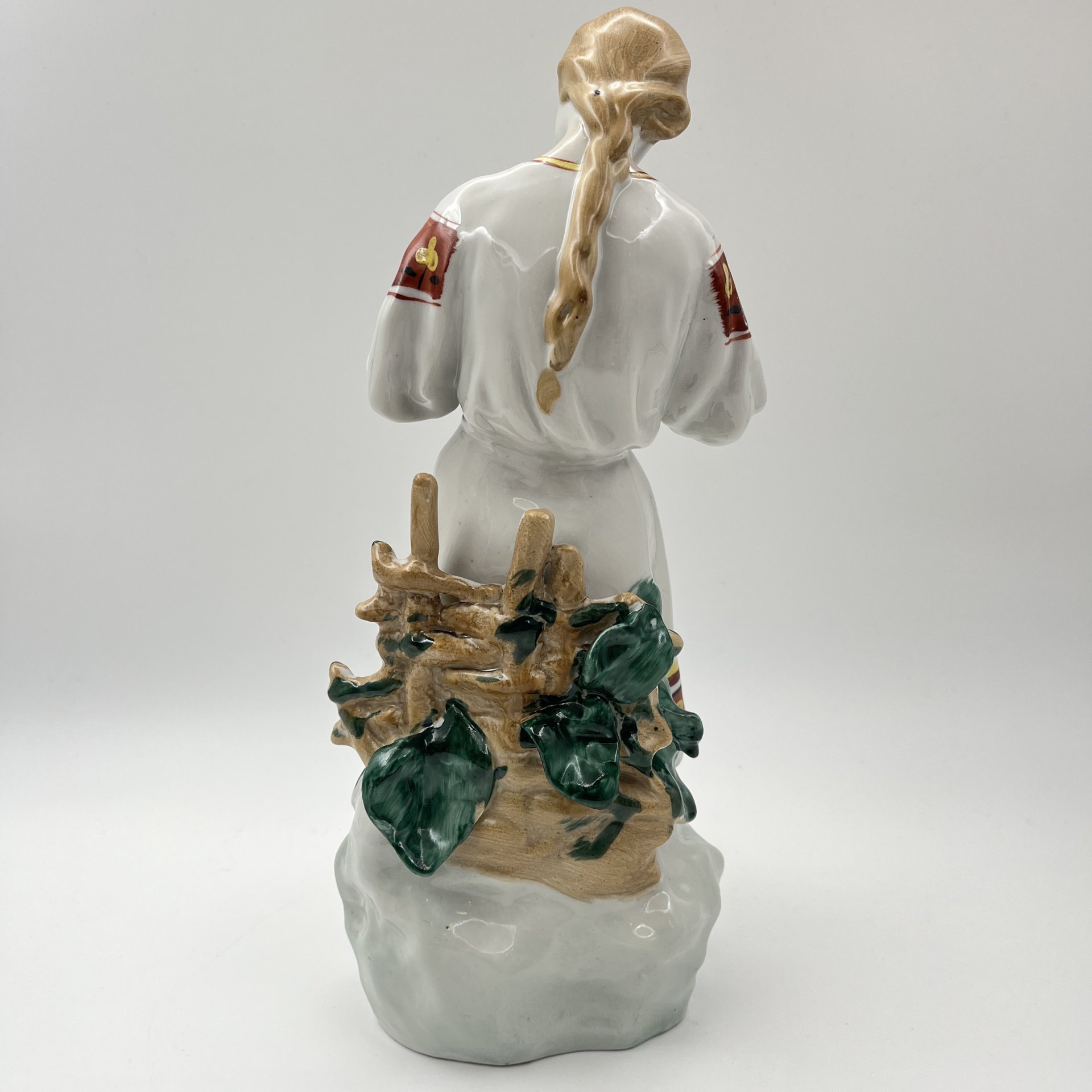 Статуэтка "Любит-не-любит" (Гадание на ромашке), скульптор О.Л. Жникруп, Полонский завод художественной керамики (Полонное ЗХК)