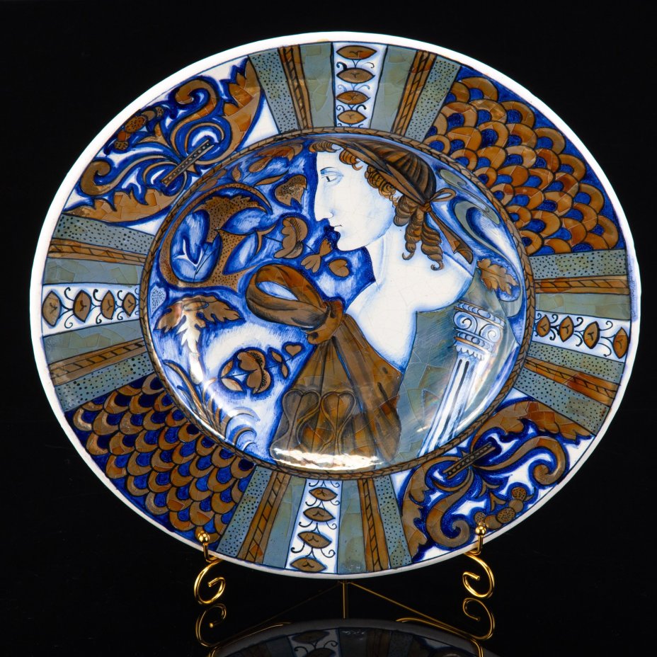Блюдо настенное с изображением Гая Юлия Цезаря, выполненное в стиле мастерских Деруты XVI века, предположительно ЛВХПУ им. В.И. Мухиной (СПГХПА им. А.Л. Штиглица), керамика, майолика, люстр, Россия, 1970-2000 гг.