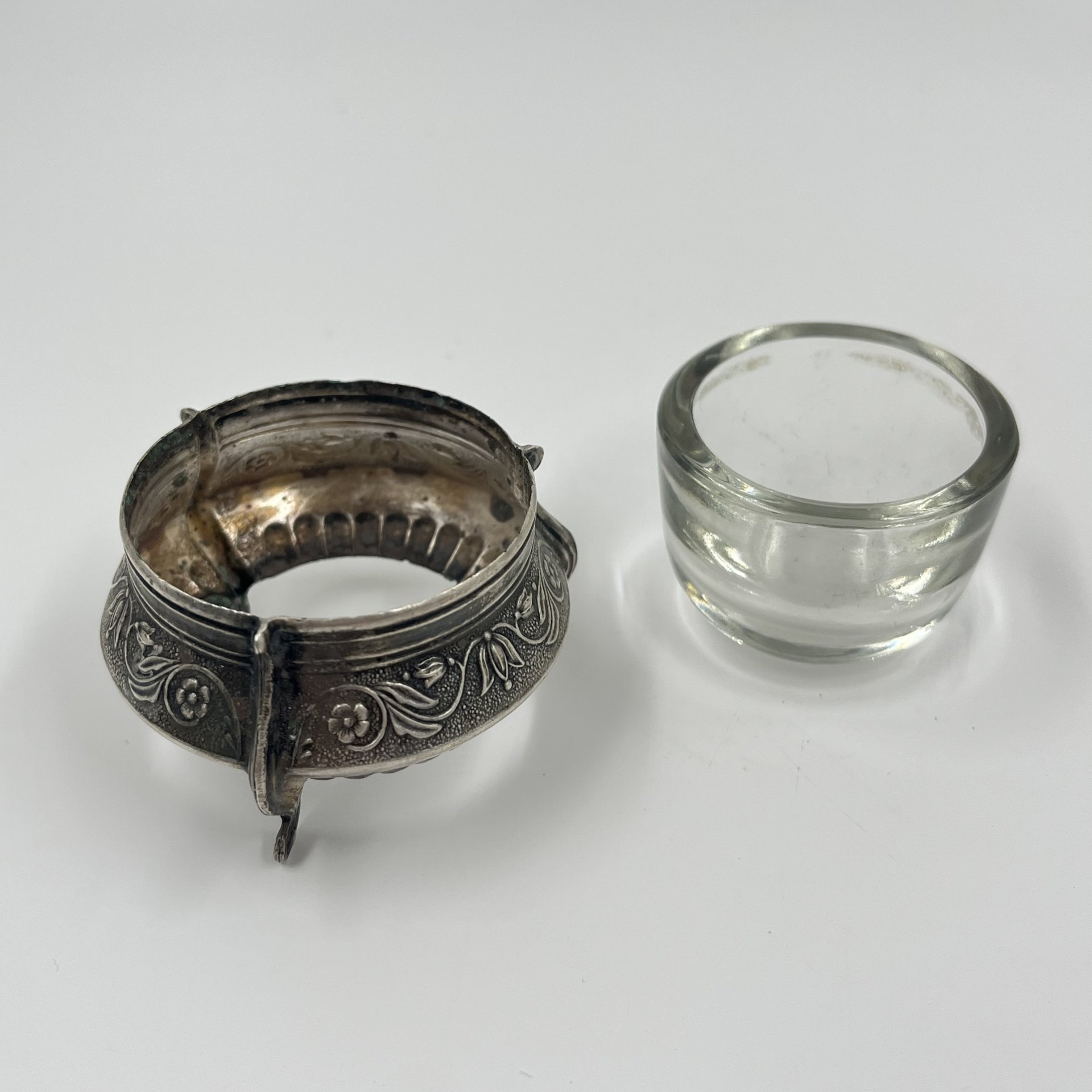Солонка с растительным декором, мельхиор (медь-никель), стекло, Мстерская художественная фабрика  «Ювелир», СССР, 1960-1980 гг., Мстерская художественная фабрика  «Ювелир»