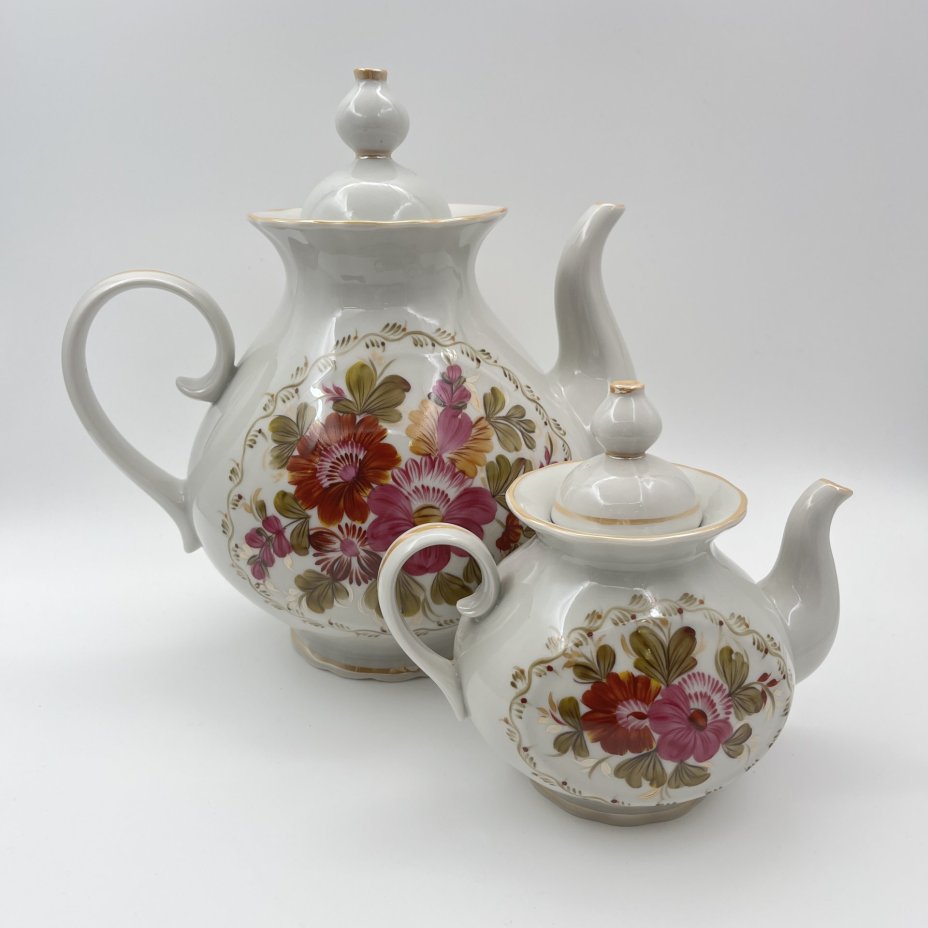 Набор из двух чайников (доливной и заварочный) с цветочным декором, фарфор, роспись, люстр, Киевский экспериментальный керамико-художественный завод (КЭКХЗ), СССР, 1976-1991 гг.
