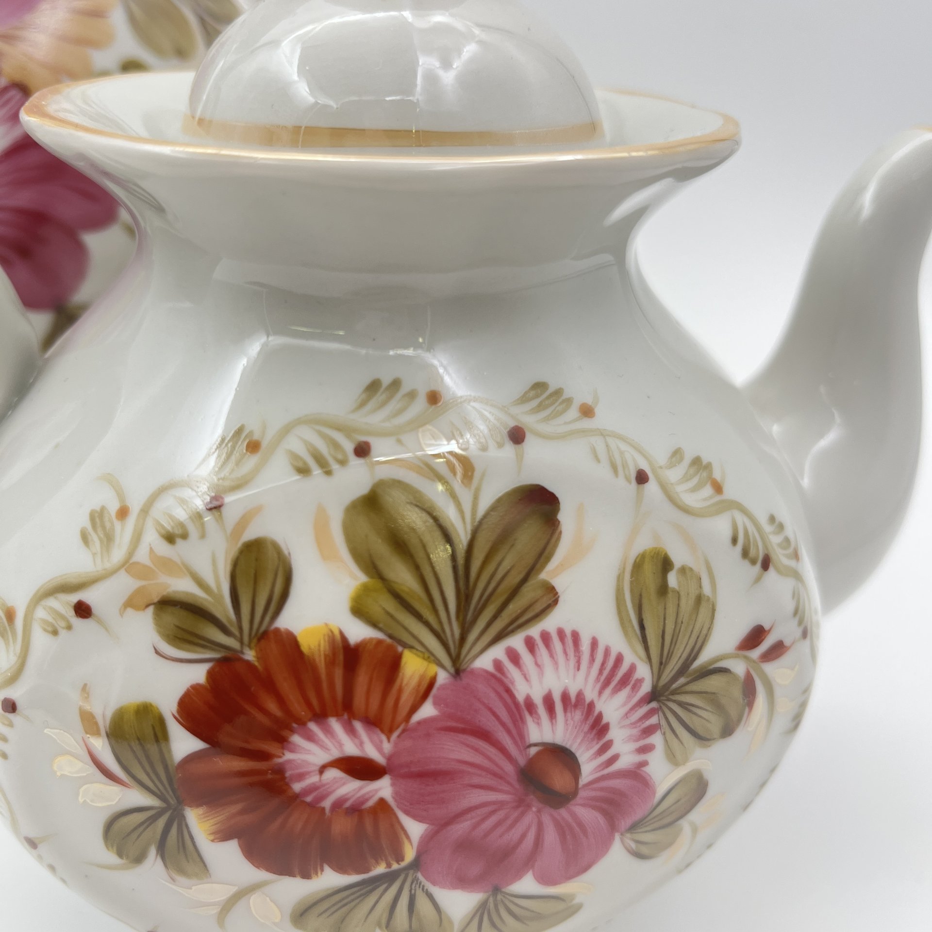 Набор из двух чайников (доливной и заварочный) с цветочным декором, фарфор, роспись, люстр, Киевский экспериментальный керамико-художественный завод (КЭКХЗ), СССР, 1976-1991 гг.