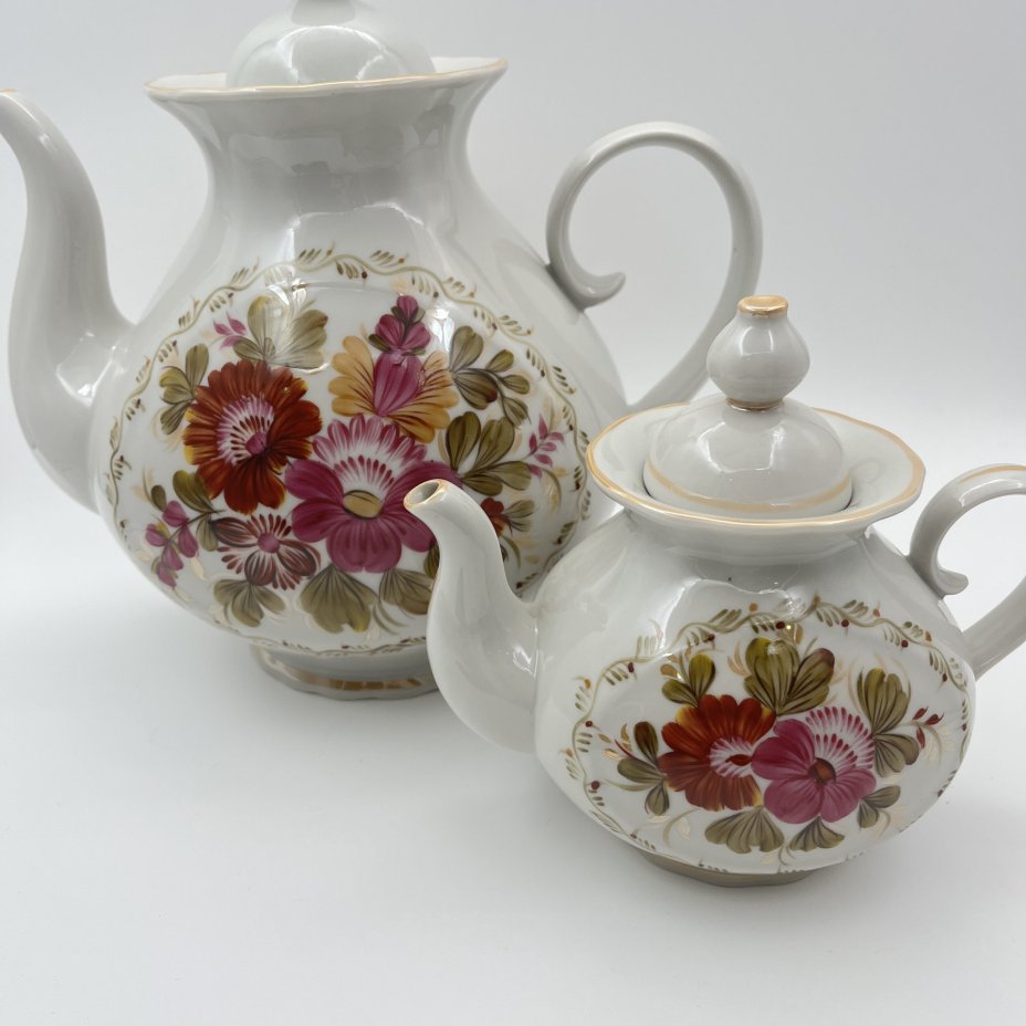 Набор из двух чайников (доливной и заварочный) с цветочным декором, фарфор, роспись, люстр, Киевский экспериментальный керамико-художественный завод (КЭКХЗ), СССР, 1976-1991 гг.