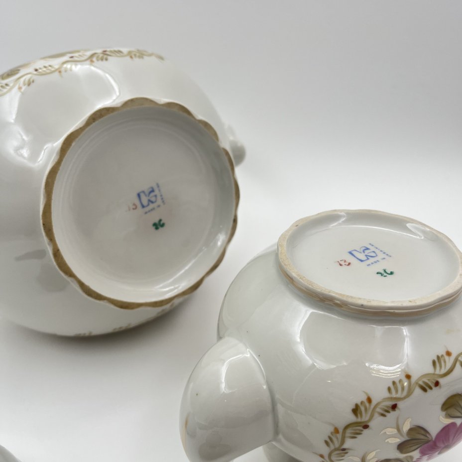 Набор из двух чайников (доливной и заварочный) с цветочным декором, фарфор, роспись, люстр, Киевский экспериментальный керамико-художественный завод (КЭКХЗ), СССР, 1976-1991 гг.