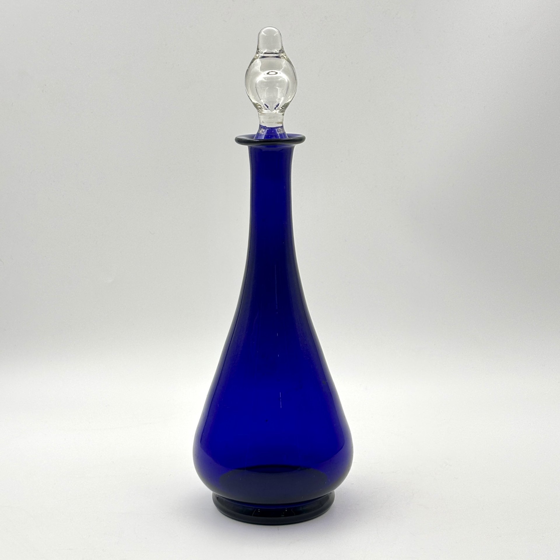 Штоф кобальтового оттенка с туловом каплевидной формы и пузырем внутри пробки, стекло, выдувание, Россия, 1900-1940 гг.
