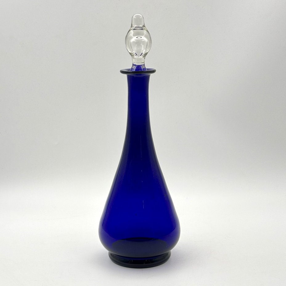 Штоф кобальтового оттенка с туловом каплевидной формы и пузырем внутри пробки, стекло, выдувание, Россия, 1900-1940 гг.