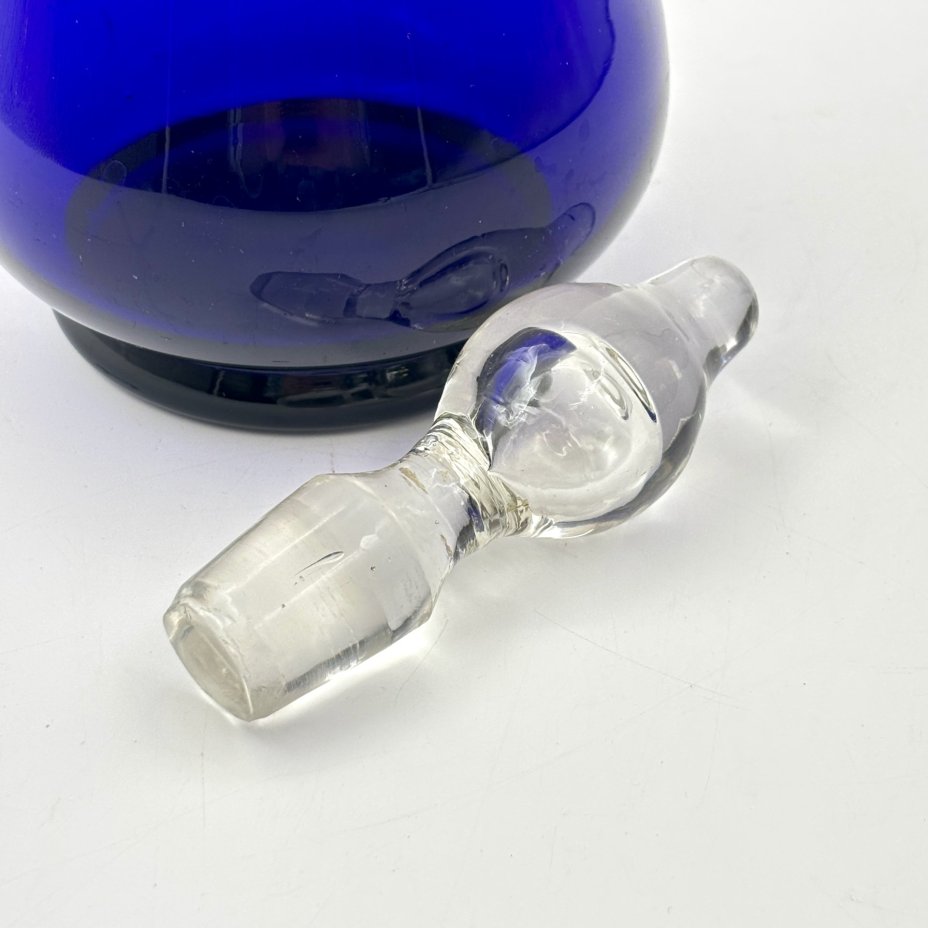 Штоф кобальтового оттенка с туловом каплевидной формы и пузырем внутри пробки