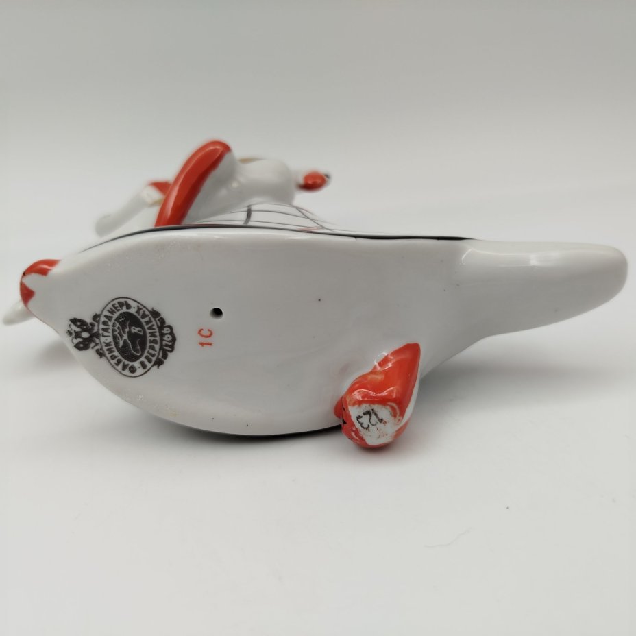 Статуэтка "Лиса с петухом", фарфор, роспись, золочение, Дмитровский фарфоровый завод (ДФЗ Вербилки), Россия, 1991-2012 гг.