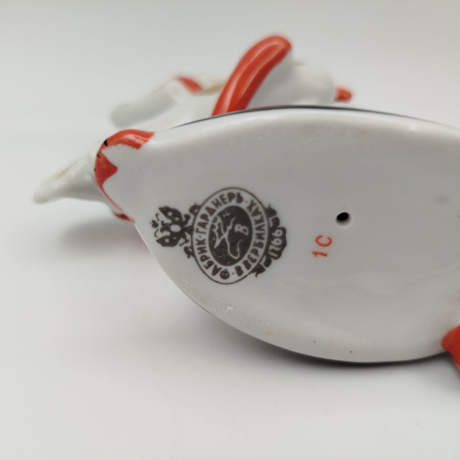 Статуэтка "Лиса с петухом", фарфор, роспись, золочение, Дмитровский фарфоровый завод (ДФЗ Вербилки), Россия, 1991-2012 гг.