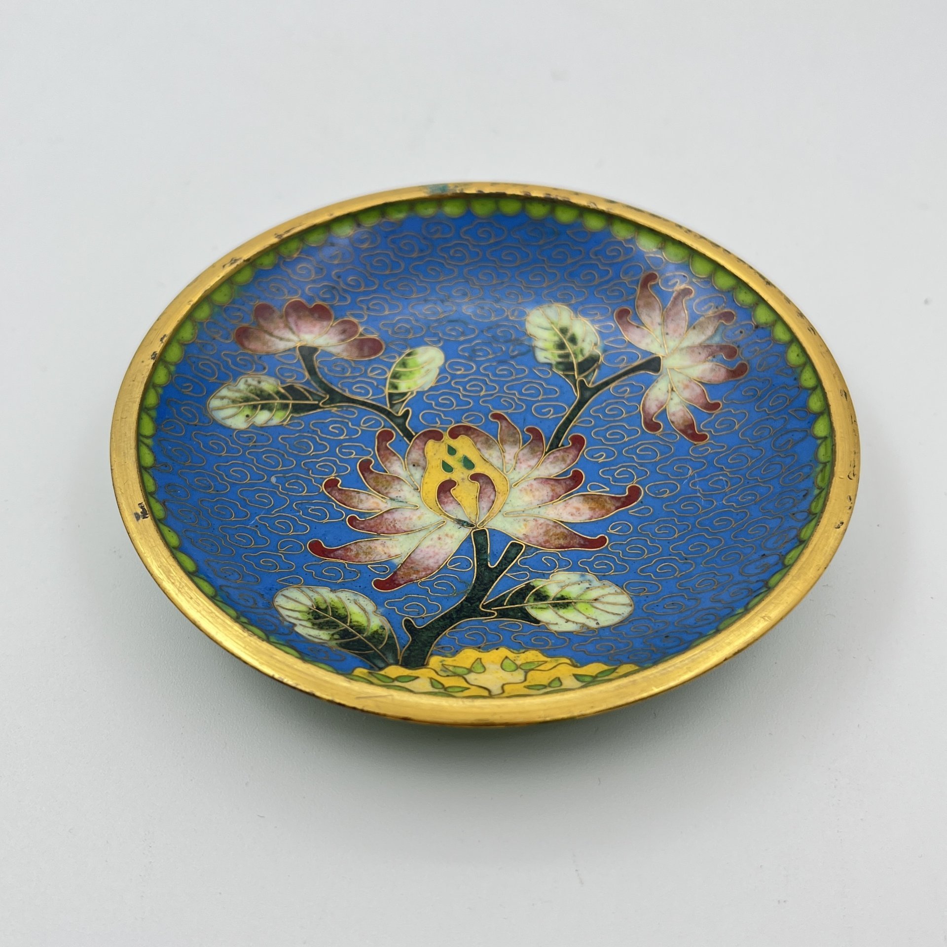 Розетка с цветочным декором на синем облачном фоне с зеленой каймой, выполненная в технике клуазоне, латунь, перегородчатая эмаль, Китай, 1950-1980 гг.