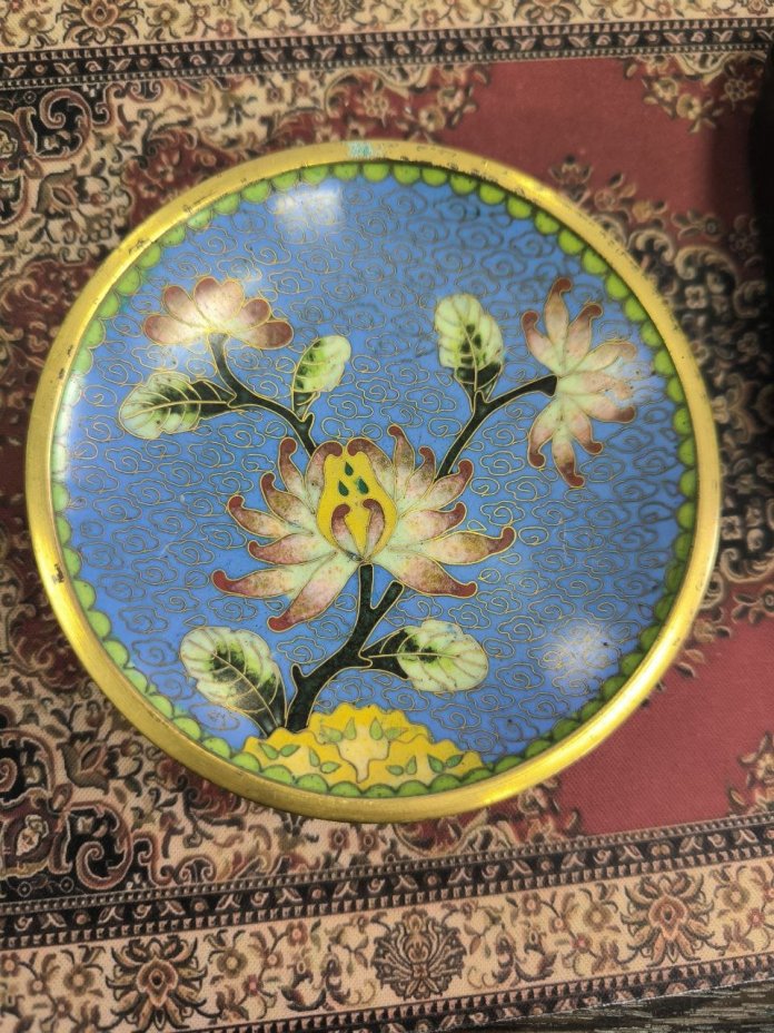 Розетка с цветочным декором на синем облачном фоне с зеленой каймой, выполненная в технике клуазоне, латунь, перегородчатая эмаль, Китай, 1950-1980 гг.