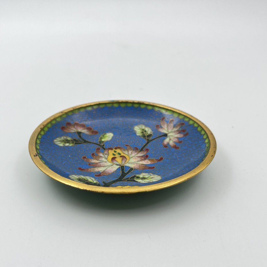 Розетка с цветочным декором на синем облачном фоне с зеленой каймой, выполненная в технике клуазоне, латунь, перегородчатая эмаль, Китай, 1950-1980 гг.
