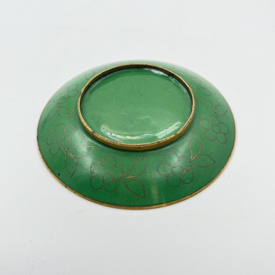 Розетка с цветочным декором на синем облачном фоне с зеленой каймой, выполненная в технике клуазоне, латунь, перегородчатая эмаль, Китай, 1950-1980 гг.