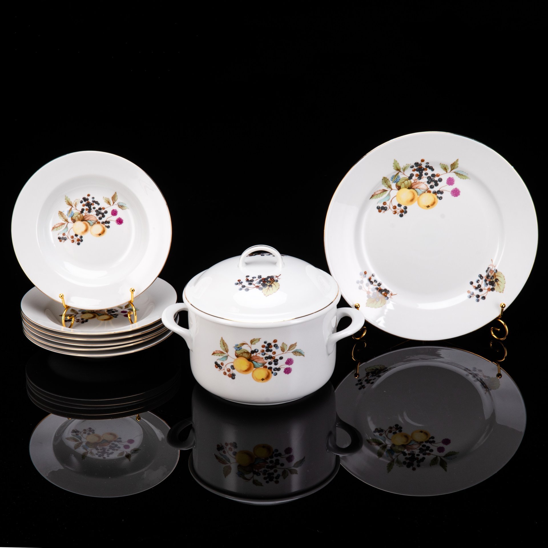 Набор суповой "Ягоды и фрукты" на 6 персон (8 предметов), фарфор, деколь, золочение, Graf Von Henneberg Porzellan, 1777 Jlmenau, ГДР, 1970-1980 гг.