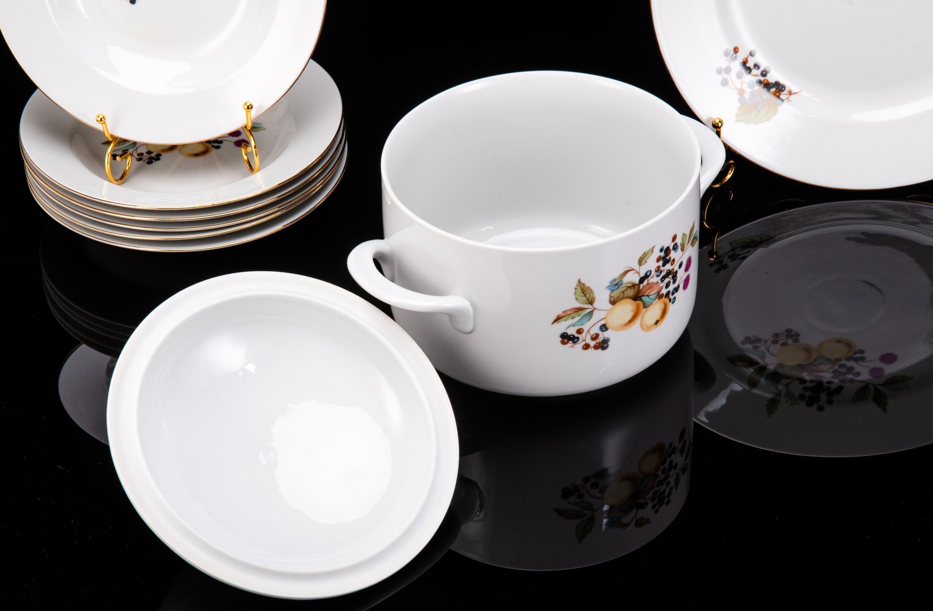 Набор суповой "Ягоды и фрукты" на 6 персон (8 предметов), фарфор, деколь, золочение, Graf Von Henneberg Porzellan, 1777 Jlmenau, ГДР, 1970-1980 гг.