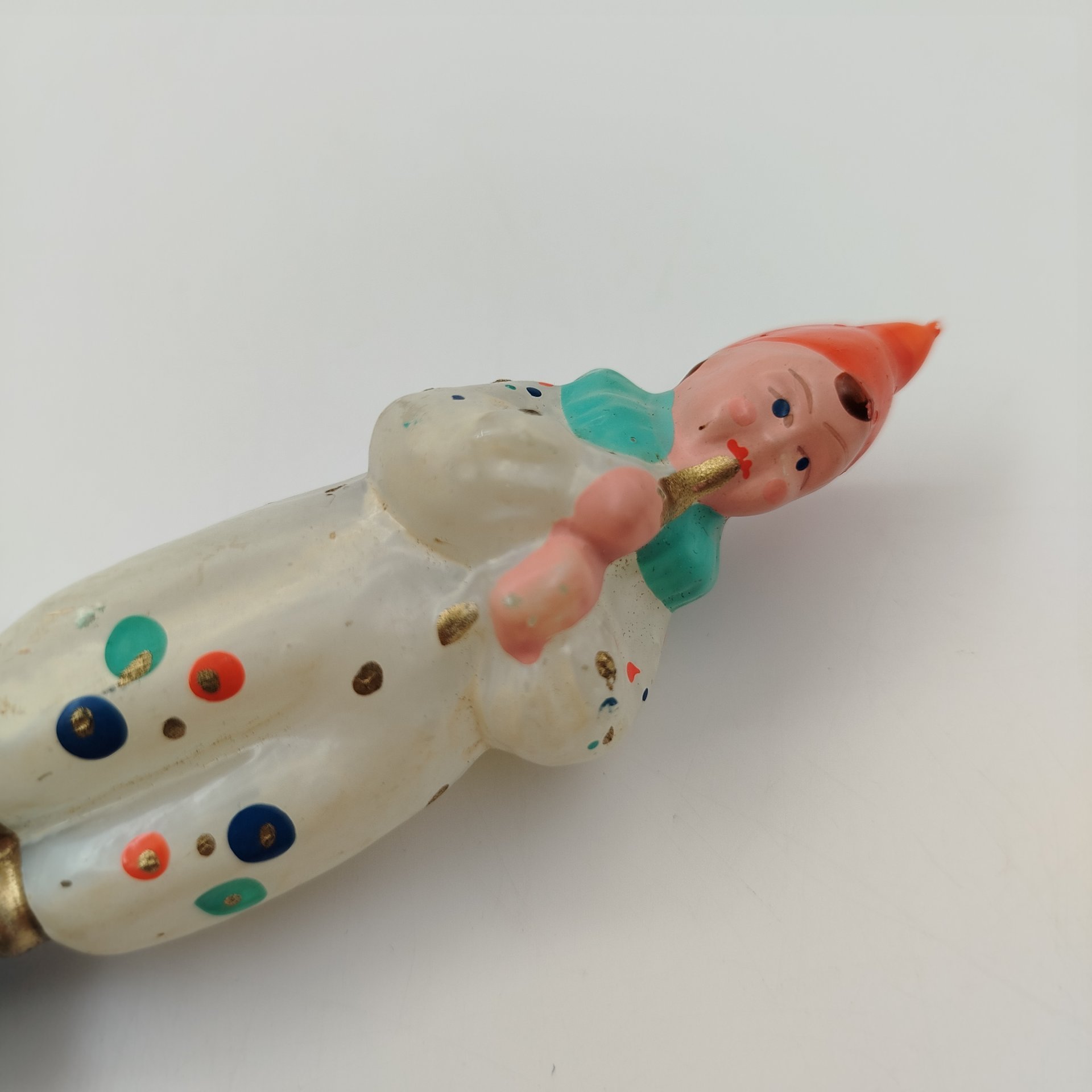Ёлочная игрушка "Клоун с дудочкой", стекло, металл, роспись, Завод стеклянных ёлочных украшений и оптических изделий, г. Москва, СССР, 1950-1960 гг.