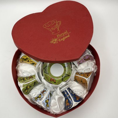 Набор кофейных пар в оригинальной коробке на 6 персон, украшенный изображением бабочек, Royal Classic England, фарфор, деколь, золочение, Великобритания, 1990-2010 гг.