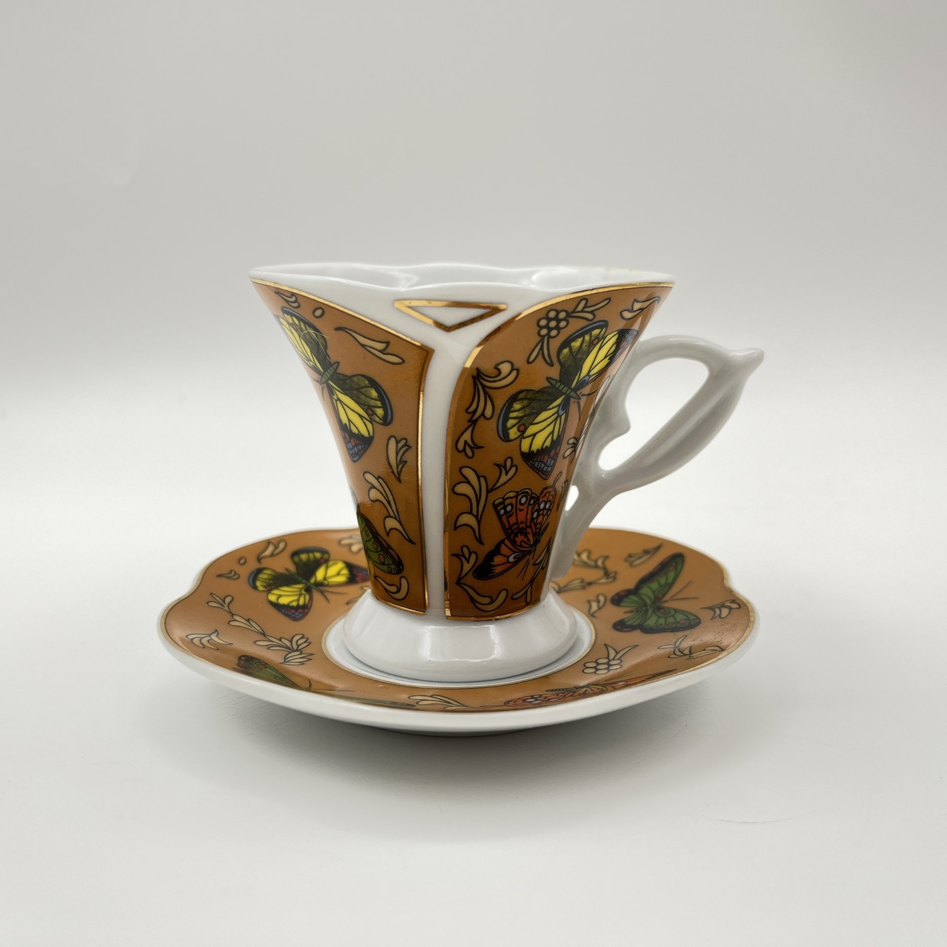 Набор кофейных пар в оригинальной коробке на 6 персон, украшенный изображением бабочек, Royal Classic England, фарфор, деколь, золочение, Великобритания, 1990-2010 гг.