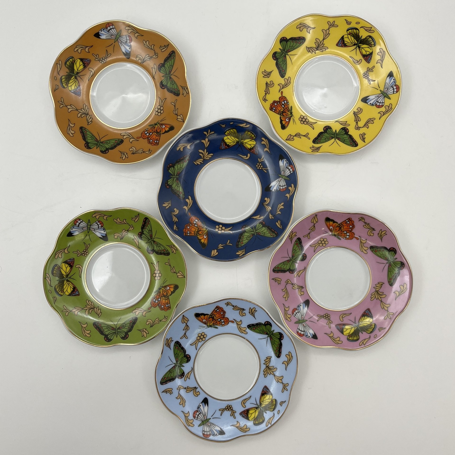 Набор кофейных пар в оригинальной коробке на 6 персон, украшенный изображением бабочек, Royal Classic England, фарфор, деколь, золочение, Великобритания, 1990-2010 гг.