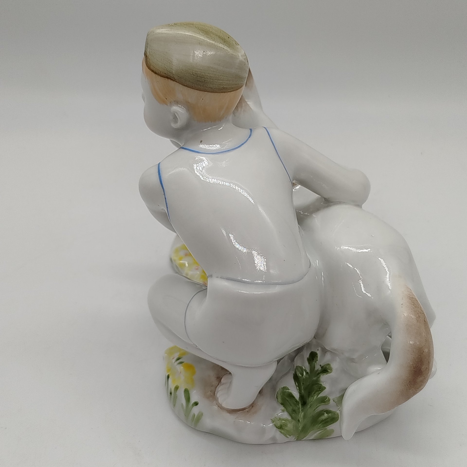 Статуэтка "Юный пограничник с собакой", скульптор Г.С. Столбова, Ленинградский фарфоровый завод (ЛФЗ)
