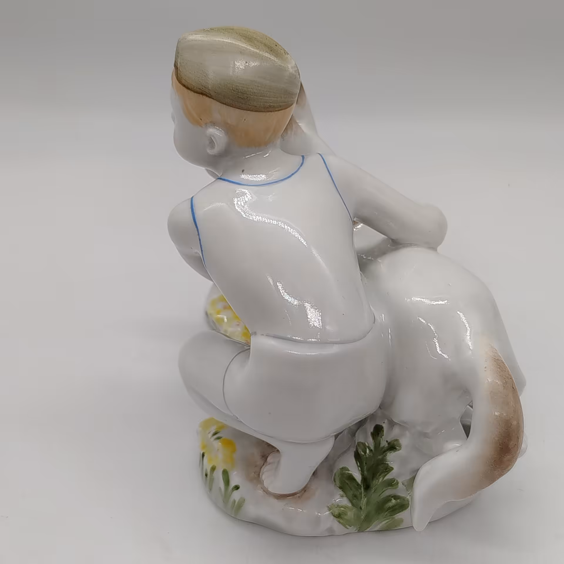 Статуэтка "Юный пограничник с собакой", скульптор Г.С. Столбова, Ленинградский фарфоровый завод (ЛФЗ)